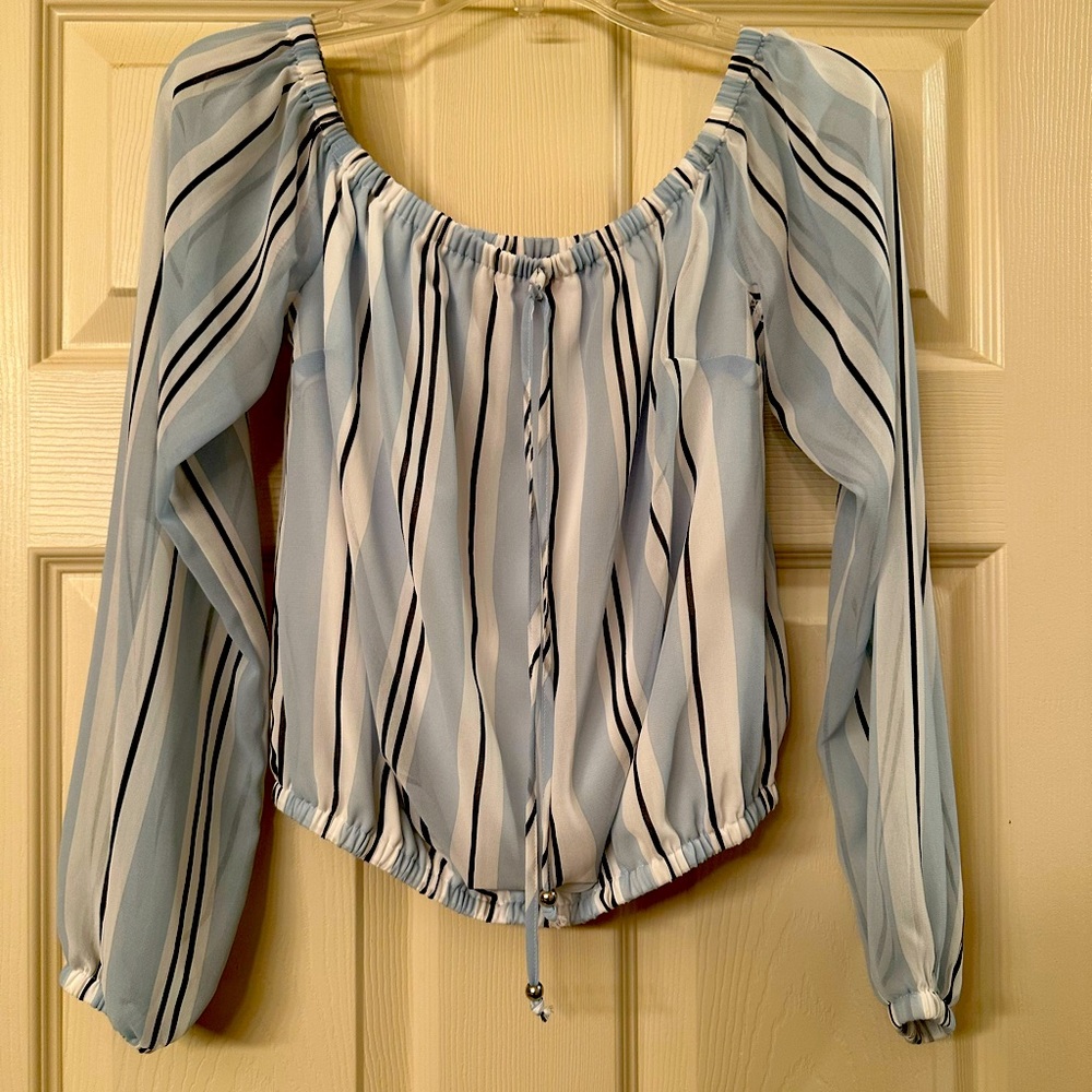 Off the shoulder top
Guess
Size small